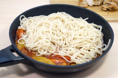 В сковороду с лечо добавить спагетти.