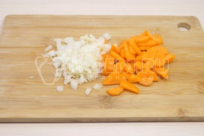 Луковицу мелко нашинковать. Морковь нарезать кусочками.