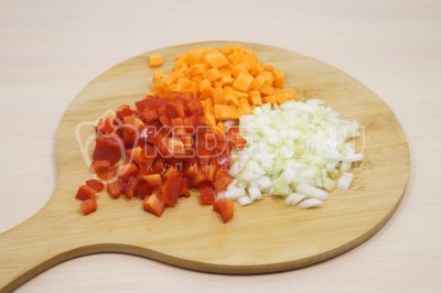Болгарский перец и морковь нарезать мелкими кубиками. Репчатый лук мелко нашинковать.