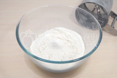 Чтобы приготовить заварное тесто для чебуреков нужно в большую миску просеять 400 грамм муки.
