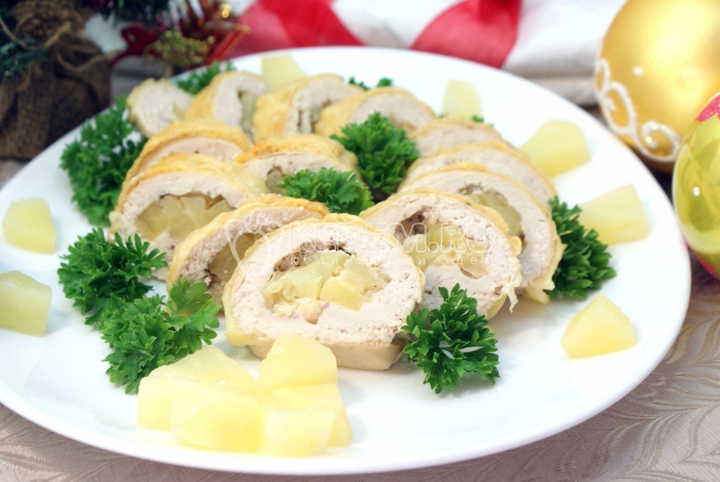 Куриный рулет с сыром и ананасом. Пошаговый кулинарный рецепт с фотографиями приготовление куриного рулета с сыром и ананасом на новогодний стол.