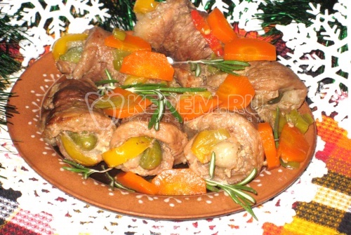 Свиные трубочки с огурчиком - Кулинарный рецепт приготовления вкусного мясного блюда для новогоднего стола — свиных трубочек с огурчиком. Пошаговый фото рецепт.