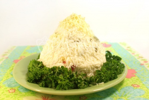 Салат «Альпинист». Кулинарный рецепт приготовления салата с сыром, красной рыбой и яйцами, заправленный майонезом. 