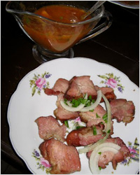 Копченое мясо на тарелке