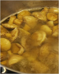 Маслята, маринованные с луком и морковью