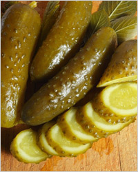 Огурцы с брусникой