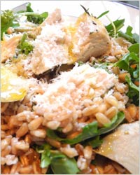 салат с жаренными куриными грудками