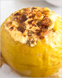Яблоки с творогом и изюмом