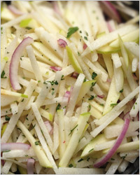Овощной салат с луком, яблоками и горчицей 