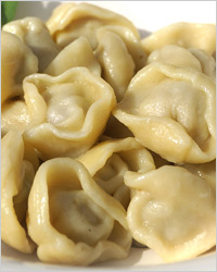 Пельмени жареные с чесноком и морковью