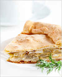 кусок пирога на тарелке