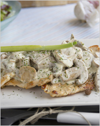 куриная грудка с соусом и грибами