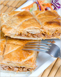 Пирог с мясом из слоеного теста
