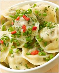 пельмени, посыпанные зеленью
