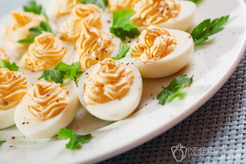 Фаршированные яйца с чесноком и сыром