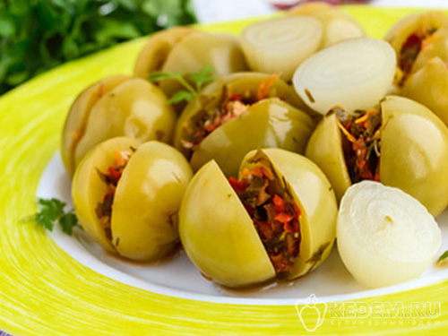 Маринованные зеленые помидоры, фаршированные морковью и чесноком