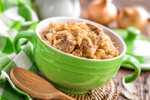 Тушеная капуста с мясом и грибами в мультиварке
