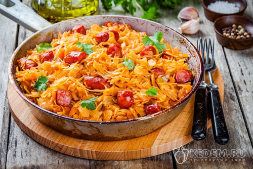 Тушеная капуста с сосисками в мультиварке