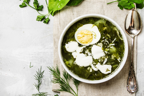 Зелёный борщ со щавелем с курицей