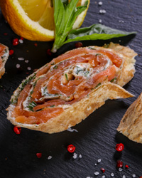 Рулет из лаваша с красной рыбой и сливочным сыром