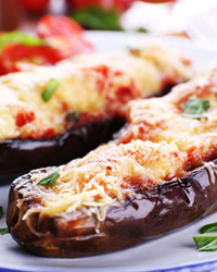 Баклажанные лодочки с кускусом и помидорами