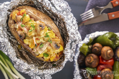 Картофель в фольге в духовке с мясом