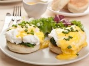 10 простых рецептов с яйцами и зеленым луком: от омлета до пирога
