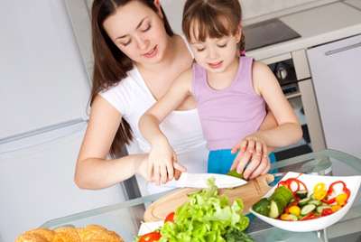 Нарезайте продукты маленькими кусочками