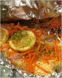 Горбуша, фаршированная овощами, в фольге