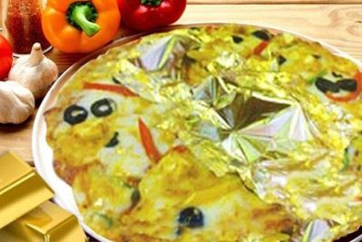 Индийские гурманы едят золотую пиццу