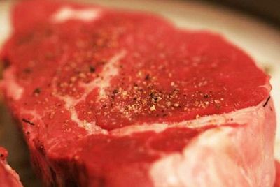 Красное мясо повышает вероятность рака из-за высокого содержания железа