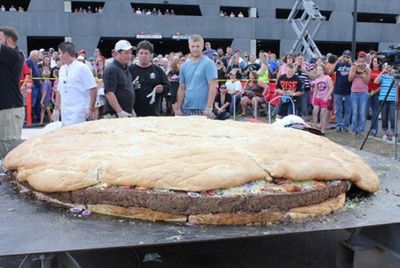 Чизбургер весом в 1 тонну установил мировой рекорд в Миннесоте