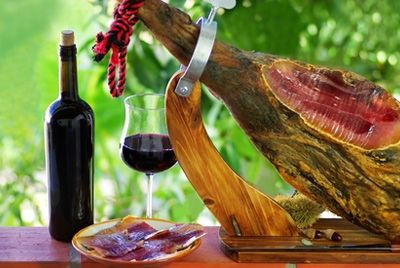 Почему красное вино сочетается с мясом
