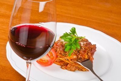 Красное вино делает мясные продукты менее опасными