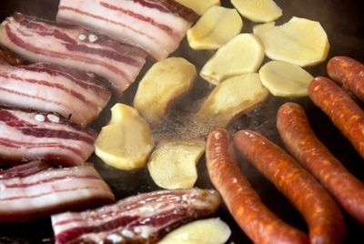 Употребление жирной пищи может снизить количество сперматозоидов на 40%
