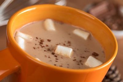 Почему горячий шоколад кажется вкуснее в оранжевой кружке?