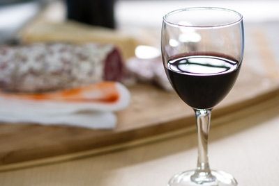 Красное вино полезно не только для сердца, но и для слуха