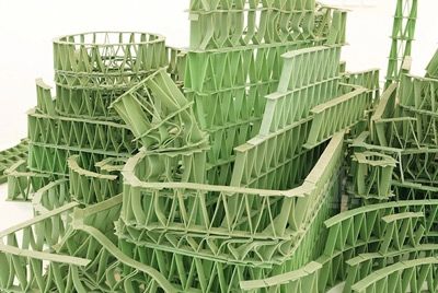 Художник строит замки из жвачки