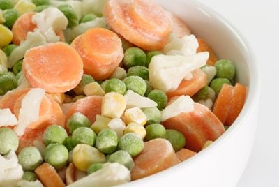 Бактерии, находящиеся в замороженных продуктах, не погибают при низких температурах