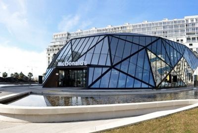 В Грузии открылся стеклянный МакДональдс