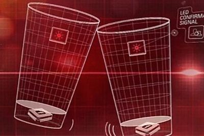 Стаканы, которые автоматически делают чокающихся людей друзьями на Facebook