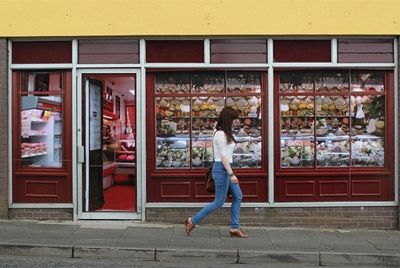  Ирландская деревня привлекает туристов поддельными барами