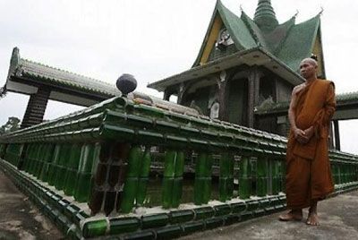 Буддийский храм, построенный из 1,5 млн бутылок пива