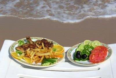 Звуки моря делают еду вкуснее