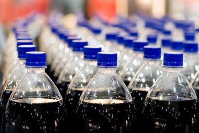 Размещение газированных напитков в конце магазинных проходов способствует росту их продаж