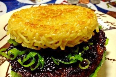 Гамбургер с лапшой Рамэн