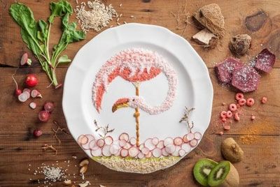 Художница рисует птиц продуктами