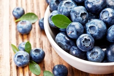 Названы продукты, способные заменить крем для загара