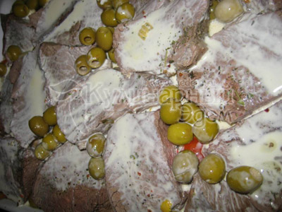 Телятина, тушеная с овощами и грибами — заливаем сметаной с яцами