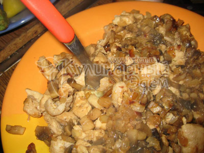 Жаренные с луком и курицей шампиньоны